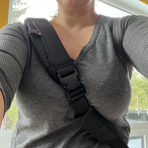 COPY - LOWEPRO black sling camera bag - EUC - Picture 14 of 16